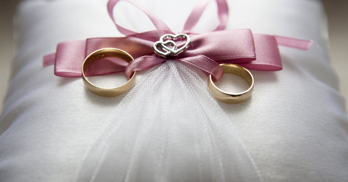 Wedding couple sharing a digital invitation on smartphone — WhatsApp wedding invitation guide